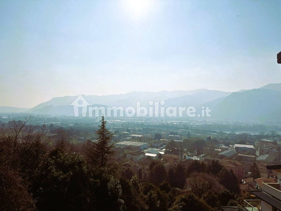 Trilocale in via Fratelli Calvi, Centro, Calolziocorte