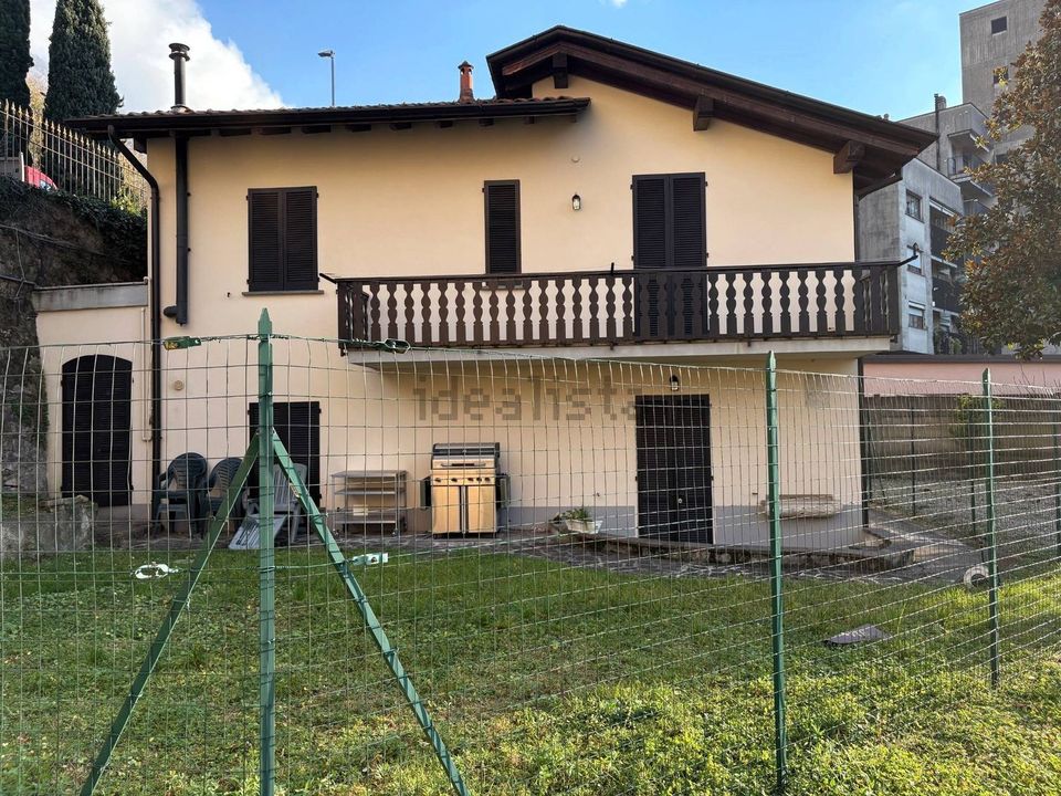 Villa in via Alessio Olivieri, Maggianico, Lecco