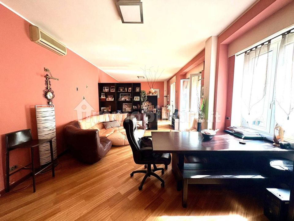 Quadrilocale in corso Martiri della Liberazione, Pescarenico, Lecco