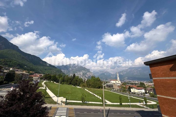 La vista su Valmadrera e sulle montagne del Lecchese